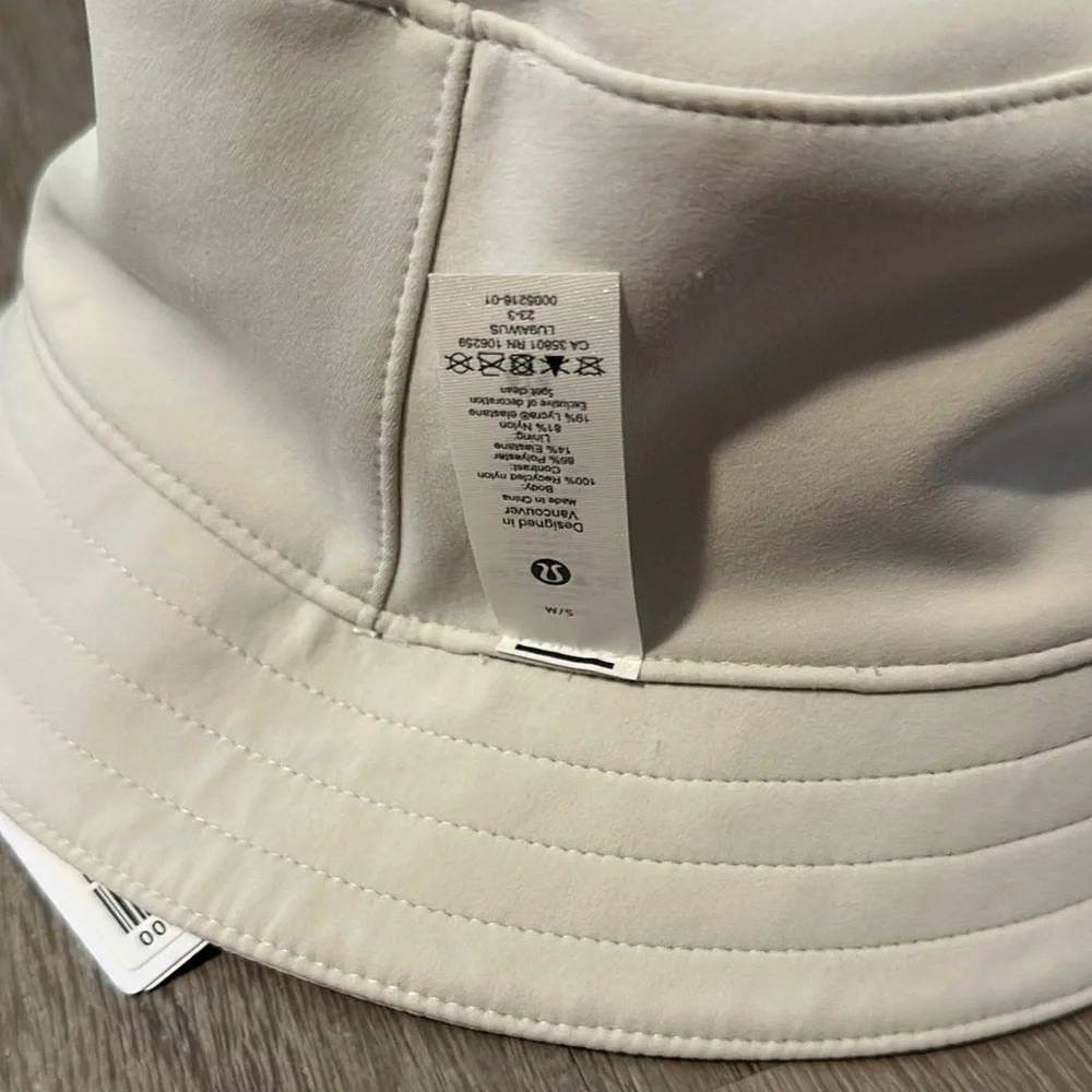 Lululemon NWT S/M Both Ways Reversible Bucket Hat in Manifesto Print &‎ Bone